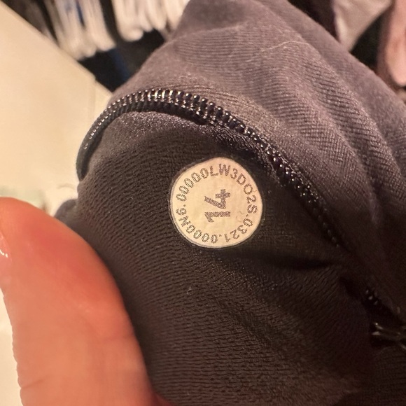 Lululemon tops size 14 - Picture 4 of 4